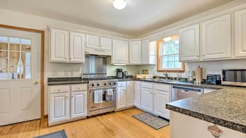 Casa (3 Bedrooms) | Cozinha privada | Micro-ondas, fogão, cooktop, lava-louças