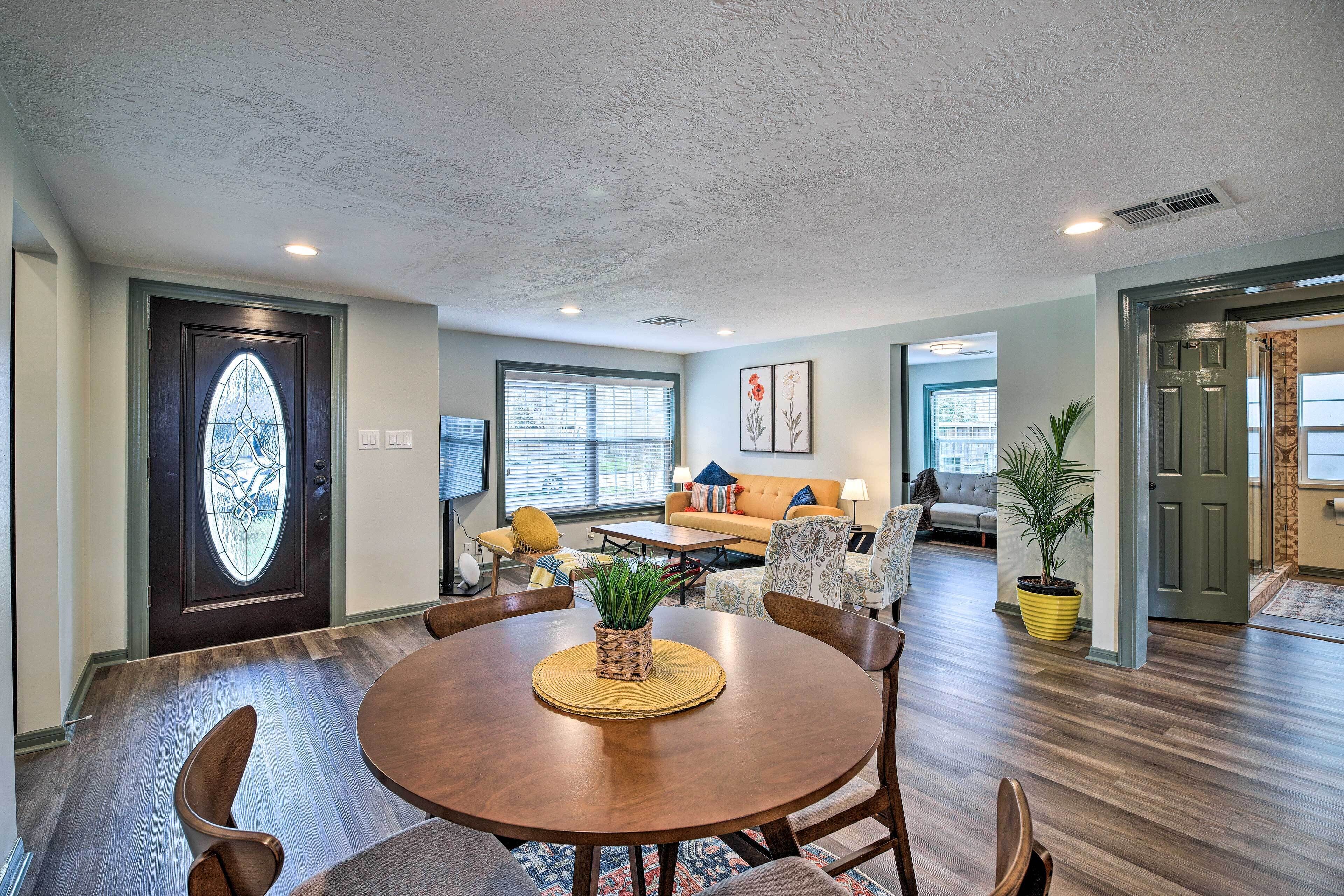 Houston Heights Bungalow - 6 Mi to Downtown!