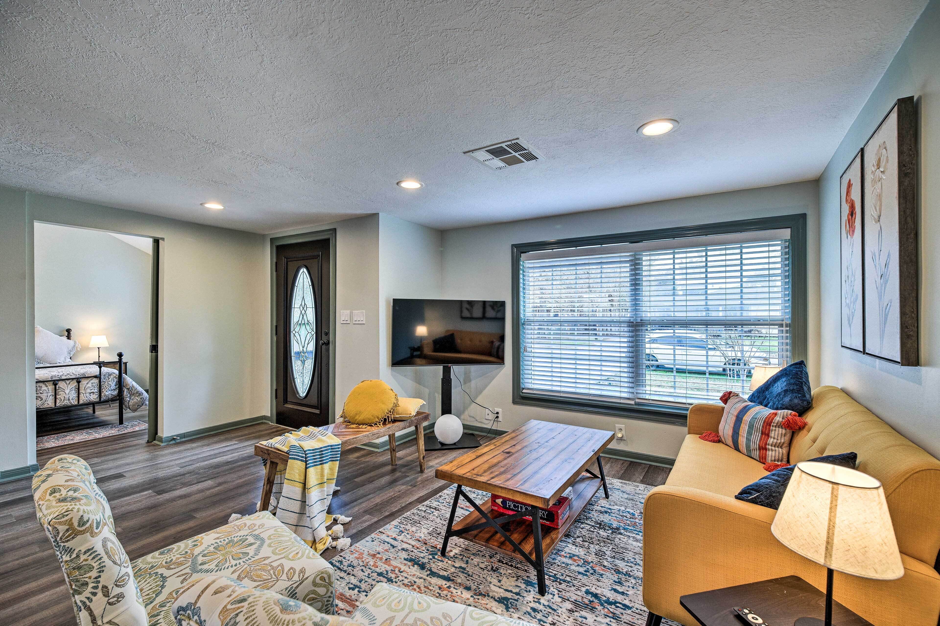 Houston Heights Bungalow - 6 Mi to Downtown!