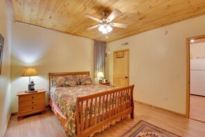Apartment (1 Bedroom) | Interior - Idyllic Murphy Hideaway w/ Multi-level Deck! (Murphy)