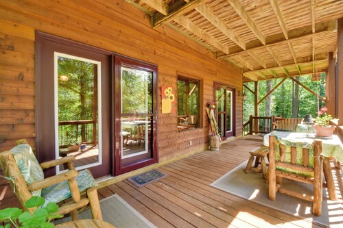 Idyllic Murphy Hideaway w/ Multi-level Deck!