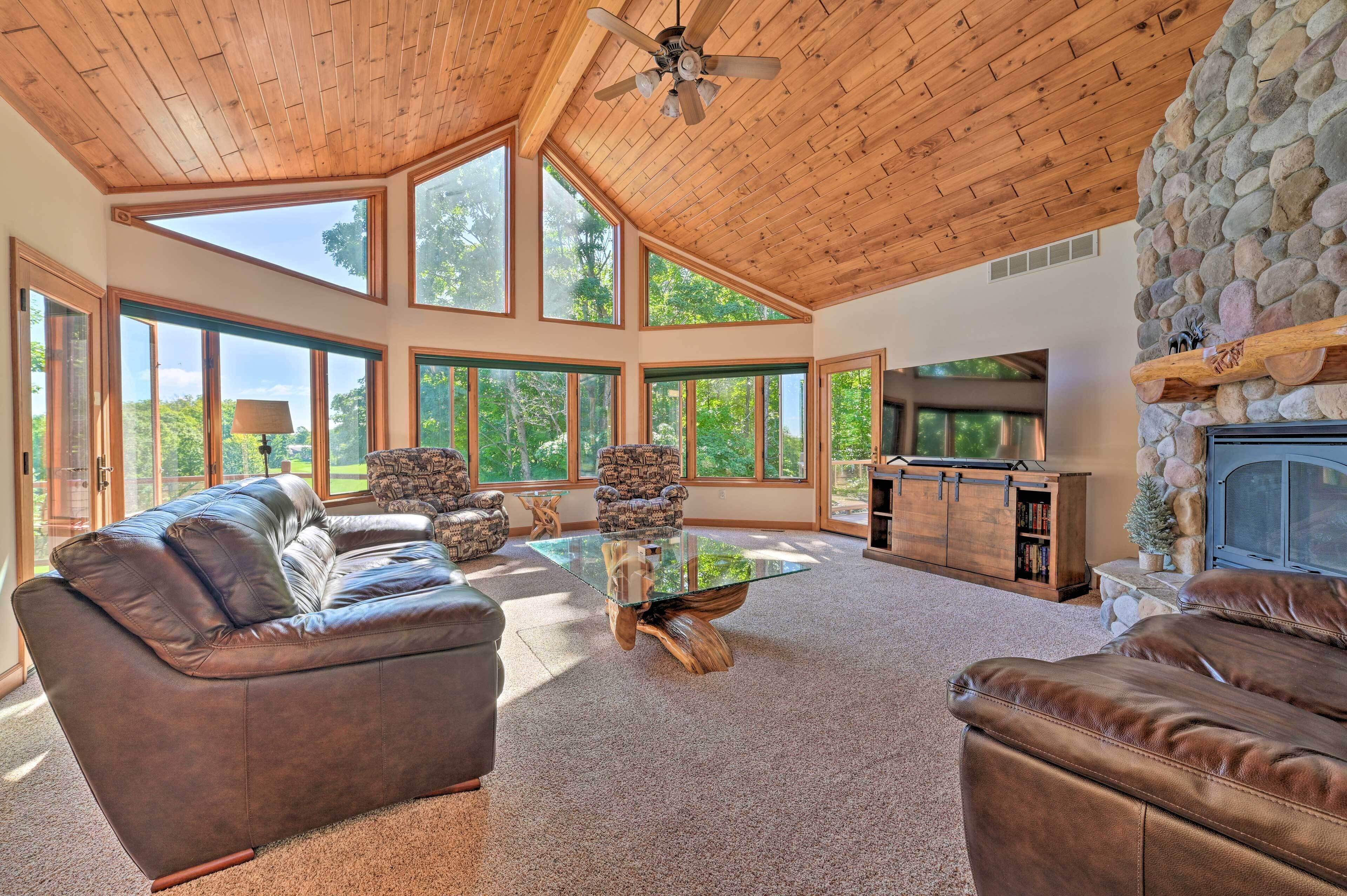 Huge Bellaire Home on Cedar River Golf Course