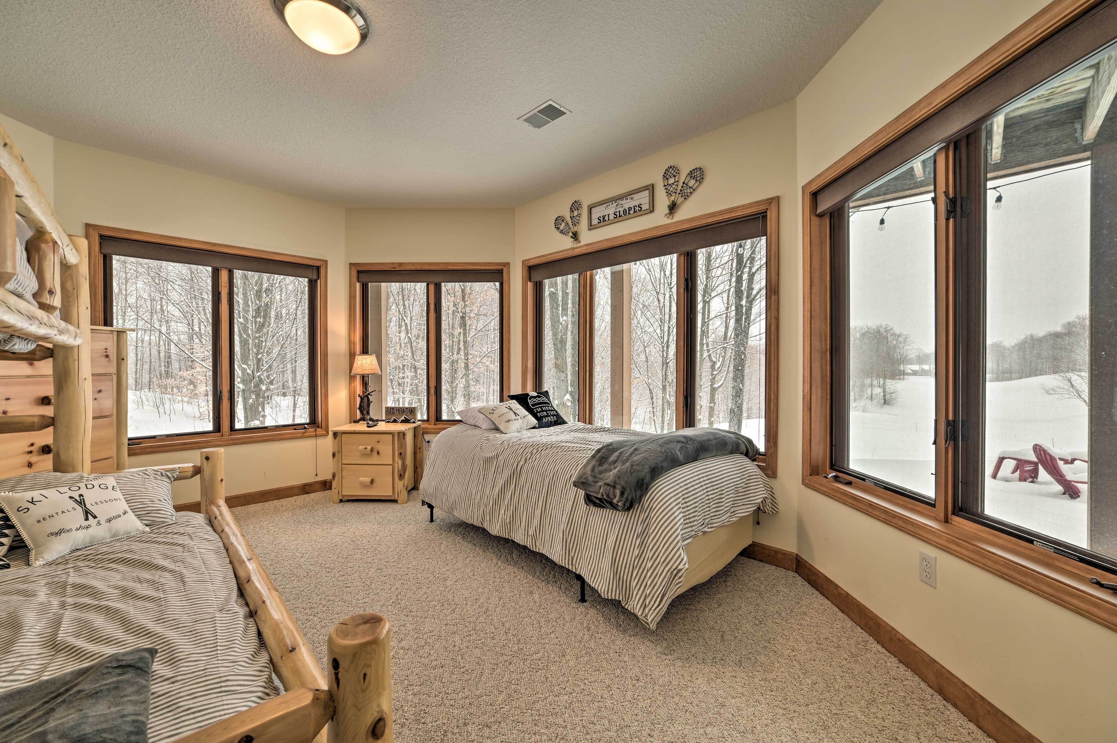 Huge Bellaire Home on Cedar River Golf Course