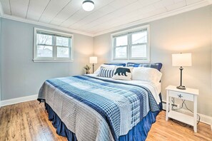 Cottage (2 Bedrooms) | Interior - Houghton Lake Cottage w/ New Private Deck! (Prudenville)