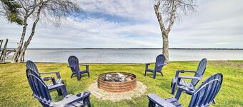 Houghton Lake Cottage w/ New Private Deck!