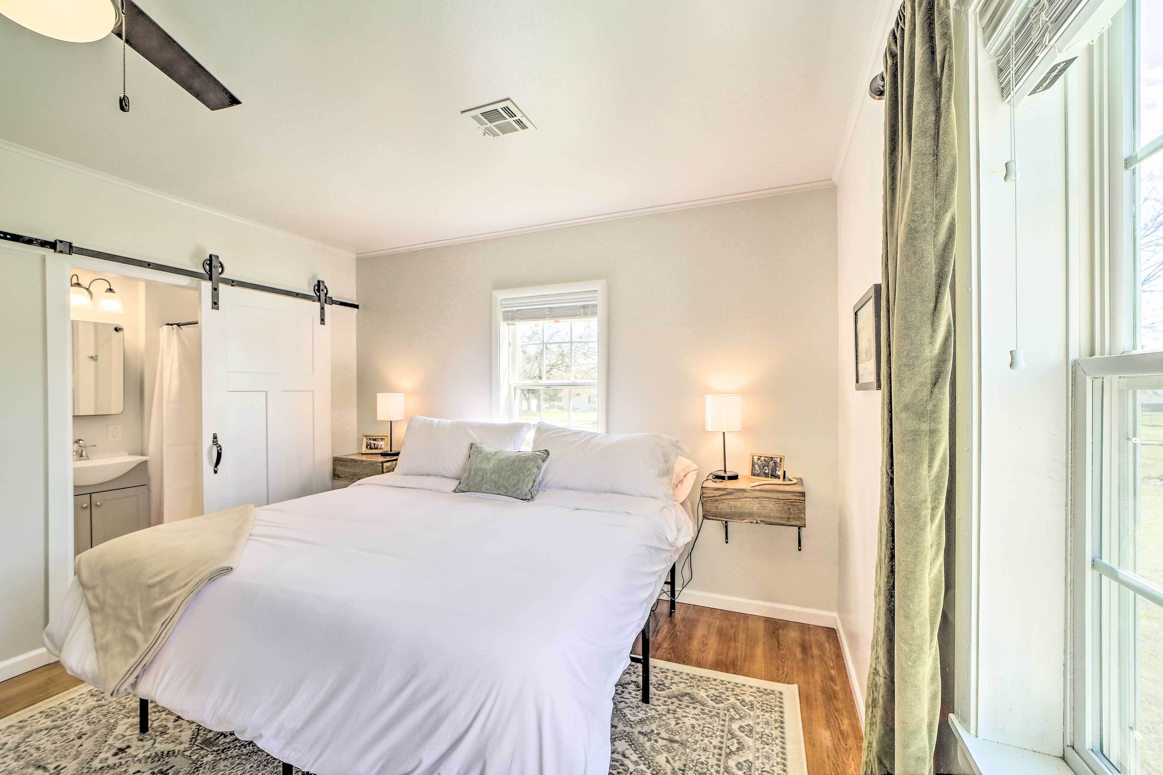 Lake Eufaula Retreat w/ Fire Pit, Near Main St!