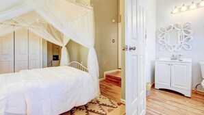House (3 Bedrooms) | Interior - Charming Laurel Home w/ Gazebo & Fireplace! (Laurel)