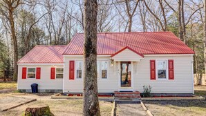 House (3 Bedrooms) | Interior - Charming Laurel Home w/ Gazebo & Fireplace! (Laurel)