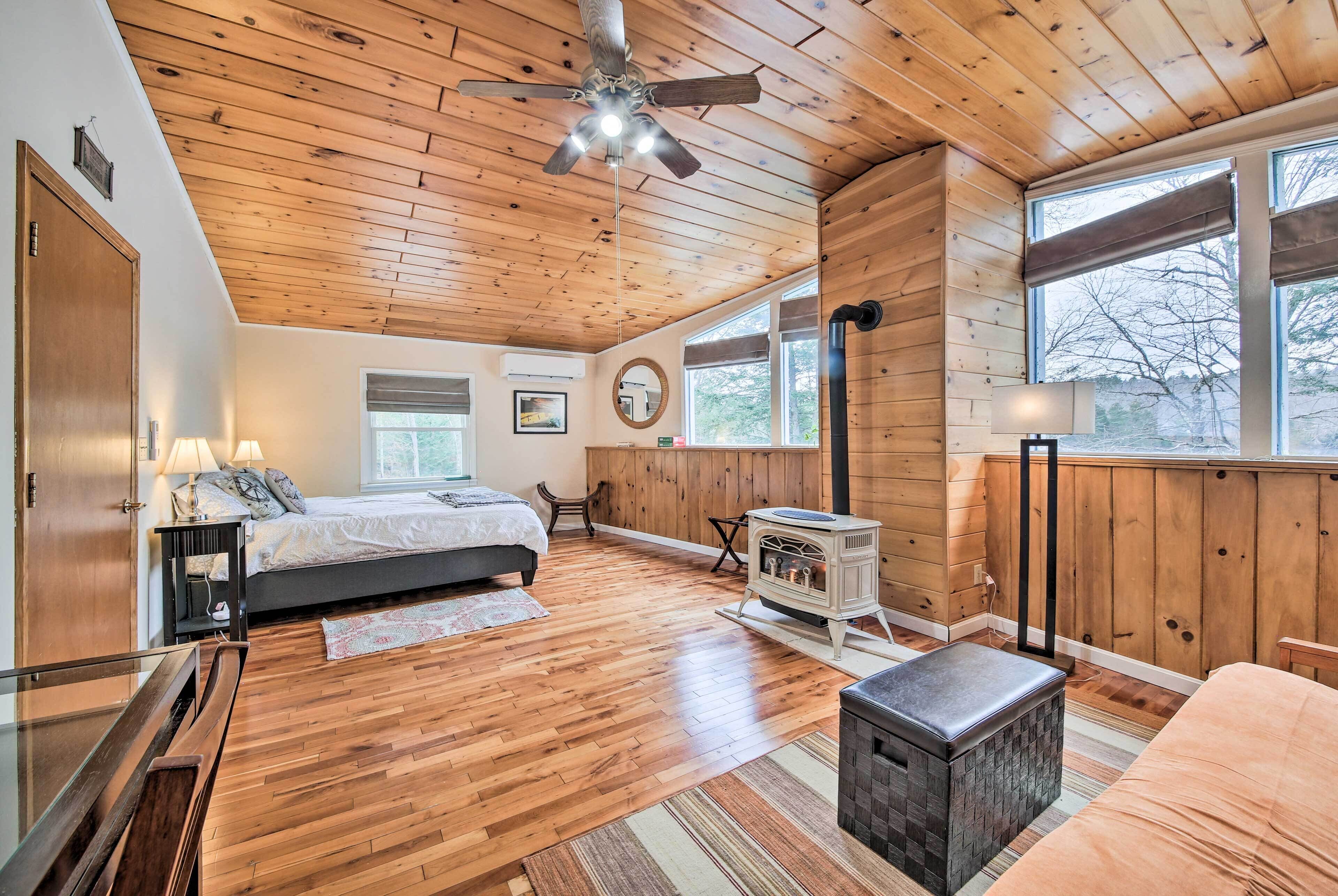 Lakefront Escape: Boat Dock, Grill, Fire Pit!