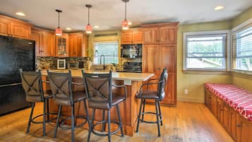 House (5 Bedrooms) | Interior