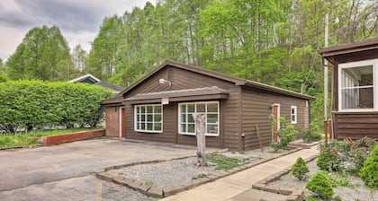 'lynn' Dog-friendly Abode w/ Mountain Views!