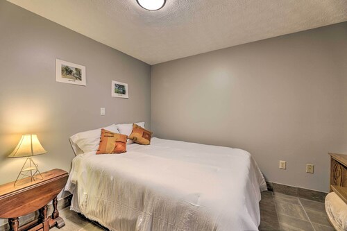 'lynn' Dog-friendly Abode w/ Mountain Views!