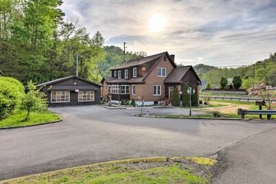 'lynn' Dog-friendly Abode w/ Mountain Views!