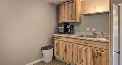 'lynn' Dog-friendly Abode w/ Mountain Views!