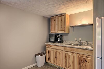 'lynn' Dog-friendly Abode w/ Mountain Views!