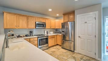 House (3 Bedrooms) | Private kitchen | Microwave, oven, stovetop, dishwasher