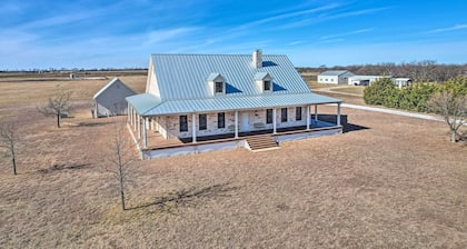 8 Mi to White Rock Lake: Spacious Krum Home