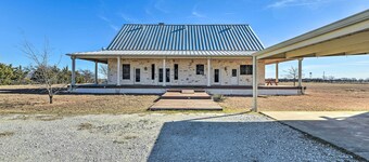 8 Mi to White Rock Lake: Spacious Krum Home