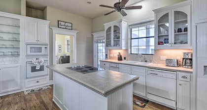 Spacious Krum Home 55 Mi to Dallas!