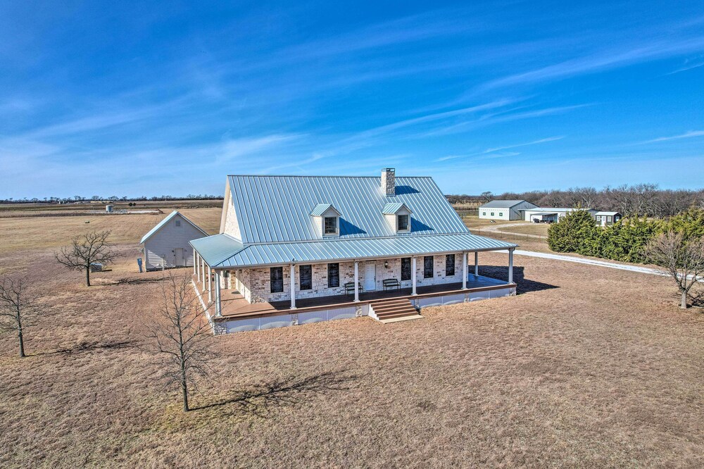 Spacious Krum Home 55 Mi to Dallas!