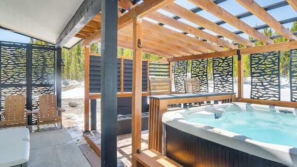 A hot tub under a wooden pergola with a view of a snowy landscape. - Romantic Mountain Retreat w/ Scenic Views! (Idaho Springs)