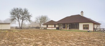 Countryside Retreat! Spacious Home in La Vernia