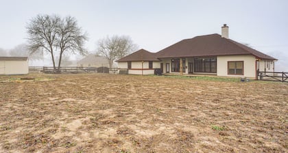 Countryside Retreat! Spacious Home in La Vernia