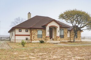 House (3 Bedrooms) | Interior - Countryside Retreat! Spacious Home in La Vernia (Adkins)