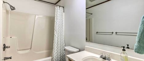 Ein Badezimmer mit Badewanne, Toilette und Waschbecken.