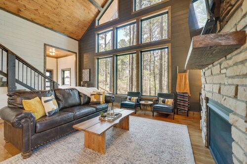 Serene Broken Bow Cabin w/ Hot Tub & Fire Pit!