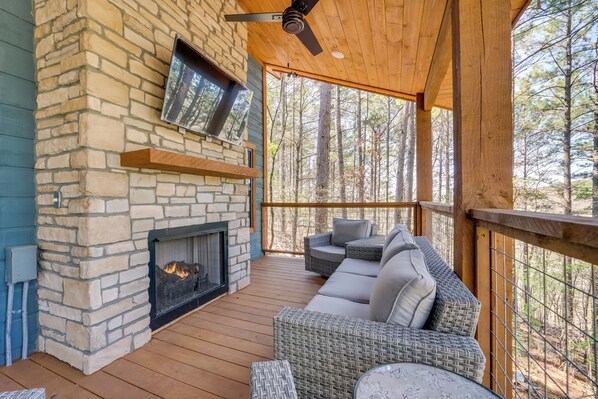 Interior - Serene Broken Bow Cabin w/ Hot Tub & Fire Pit! (Broken Bow)