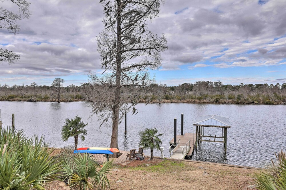 Trent River Cottage w/ Patio, Fire Pit & Kayaks!