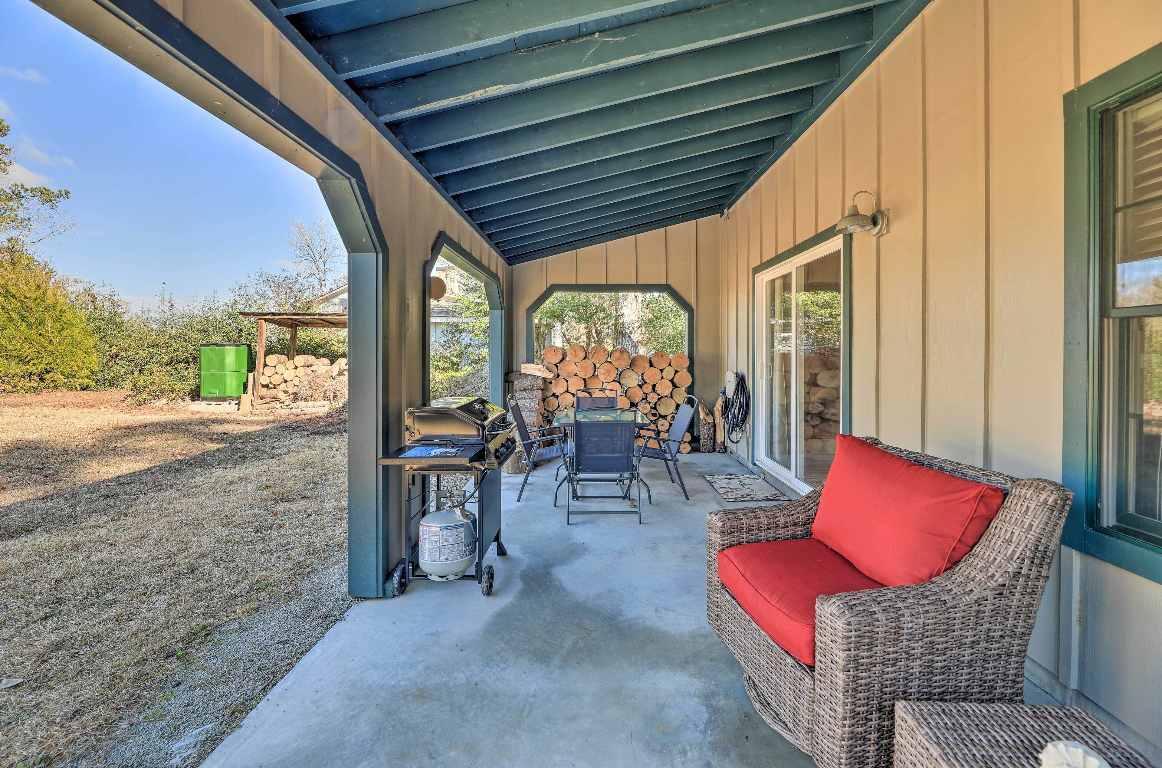 Trent River Cottage w/ Patio, Fire Pit & Kayaks!