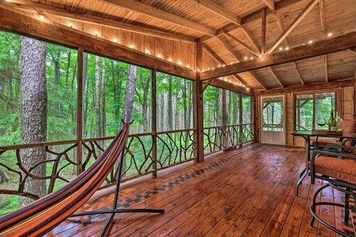 Trails & Creek On-site: Tranquil Greentown Cabin