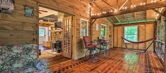 Trails & Creek On-site: Tranquil Greentown Cabin