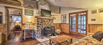 Trails & Creek On-site: Tranquil Greentown Cabin