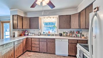 House (3 Bedrooms) | Private kitchen | Microwave, oven, stovetop, dishwasher