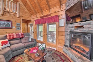 House (2 Bedrooms) | Interior - 'cubbies Cabin' w/ Hot Tub ~ 7 Mi to Dollywood! (Sevierville)