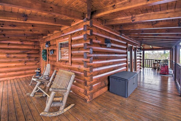 House (2 Bedrooms) | Interior - 'cubbies Cabin' w/ Hot Tub ~ 7 Mi to Dollywood! (Sevierville)
