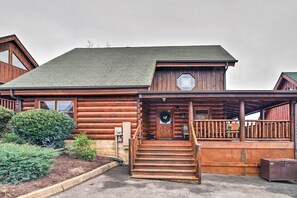 House (2 Bedrooms) - 'cubbies Cabin' w/ Hot Tub ~ 7 Mi to Dollywood! (Sevierville)