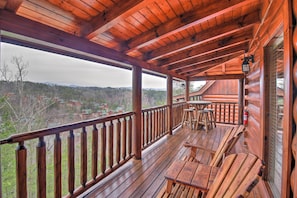 House (2 Bedrooms) | Interior - 'cubbies Cabin' w/ Hot Tub ~ 7 Mi to Dollywood! (Sevierville)