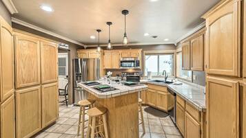 House (5 Bedrooms) | Interior