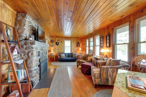 Cozy Lakefront Cabin w/ Indoor Gas Fireplace!