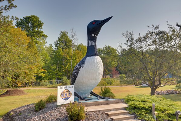 Une grande sculpture d’oiseau, avec une pancarte devant.