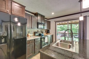 Talo (3 Bedrooms) | Yksityinen keittiö | Mikroaaltouuni, uuni, liesi, astianpesukone