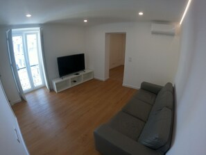 TV - Lisbon, renovated 2 bedroom apartment near Rossio (Lisboa ciudad)
