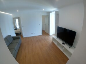 TV - Lisbon, renovated 2 bedroom apartment near Rossio (Lisboa ciudad)