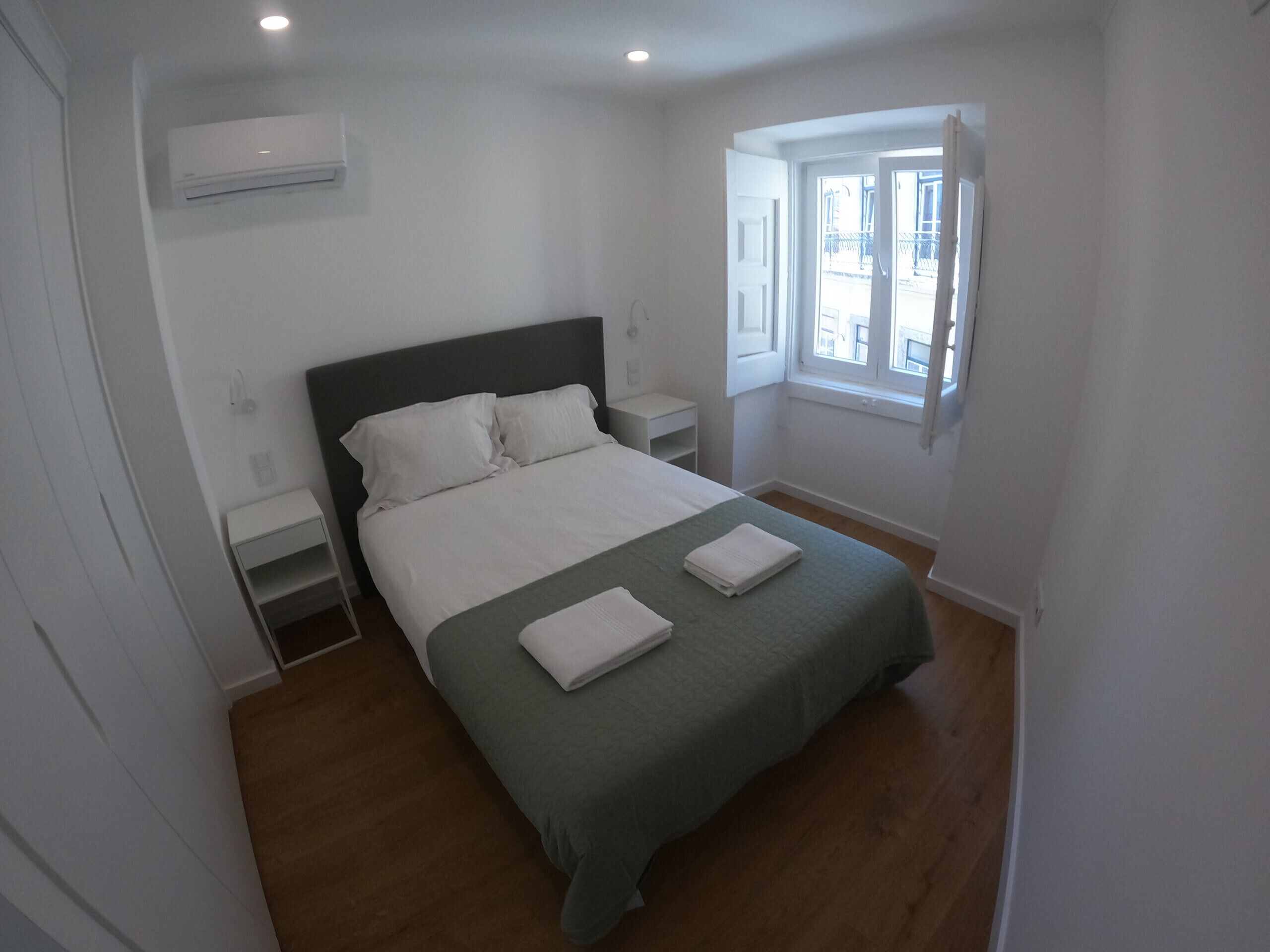 2 多间卧室、免费 WiFi、床单