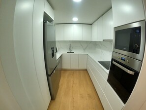 Fridge, microwave, oven, dishwasher - Lisbon, renovated 2 bedroom apartment near Rossio (Lisboa ciudad)