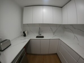 Refrigerador, microondas, horno y lavavajillas 